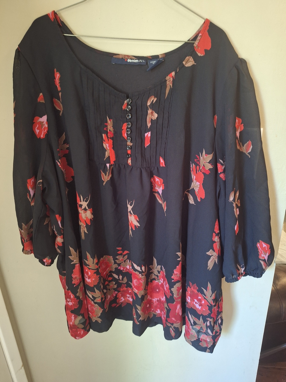 🥰 5X Black Flowy Top with Red Floral Border and Pintuck Front